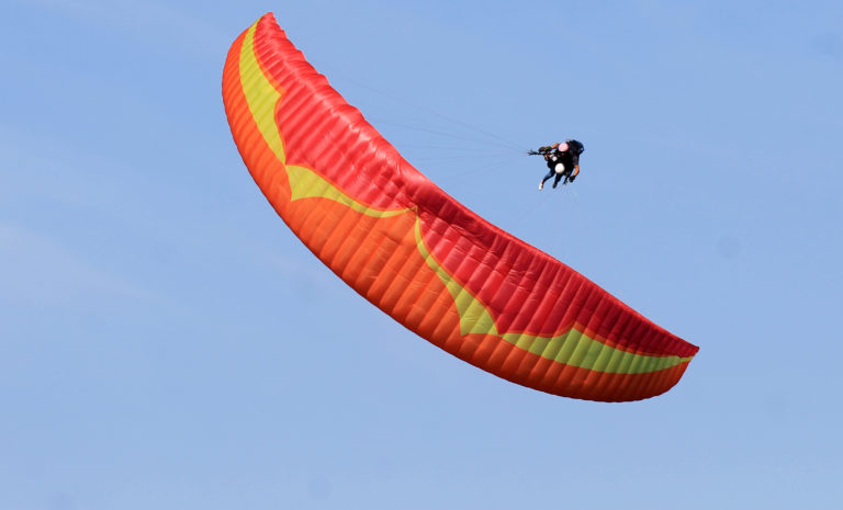 Ca envoie en normandie sous un parapente