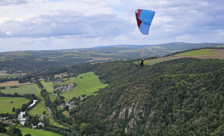 voile de parapente bleue dans ciel normand
