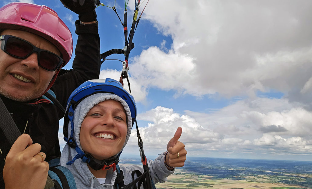 parapente passagère contente biplace treuil