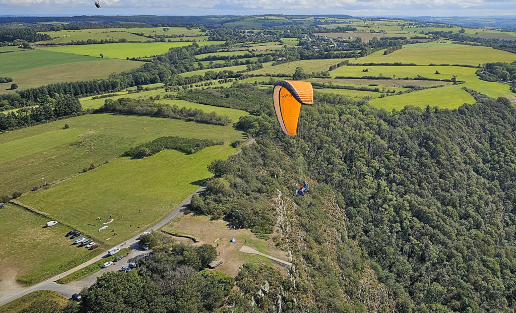 Thermique en biplace parapente au dessus du décollage de Saint Omer