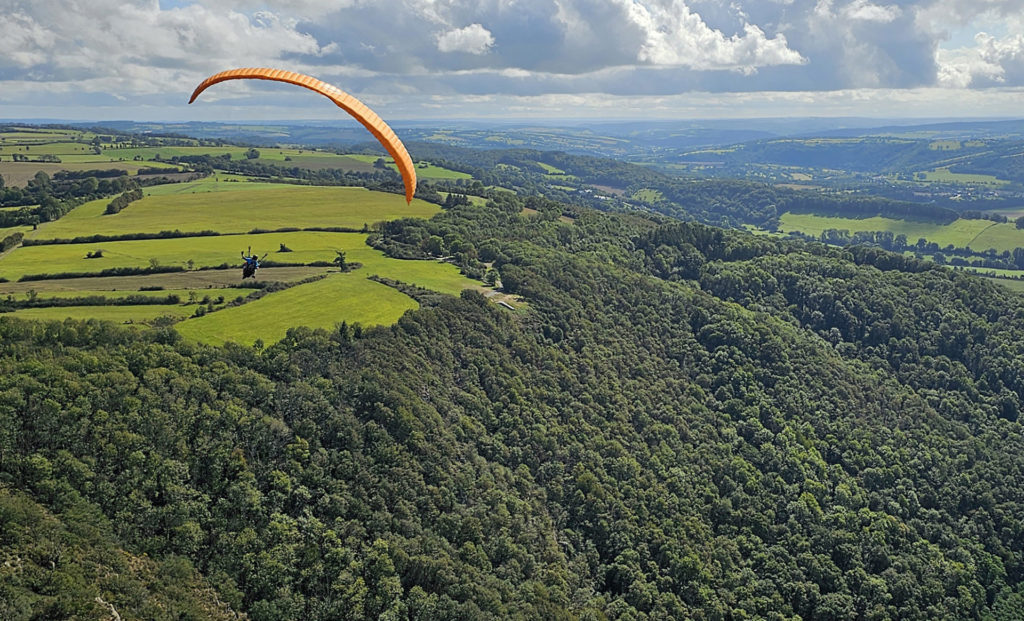 Vue sur le decollage ouest d'un parapente