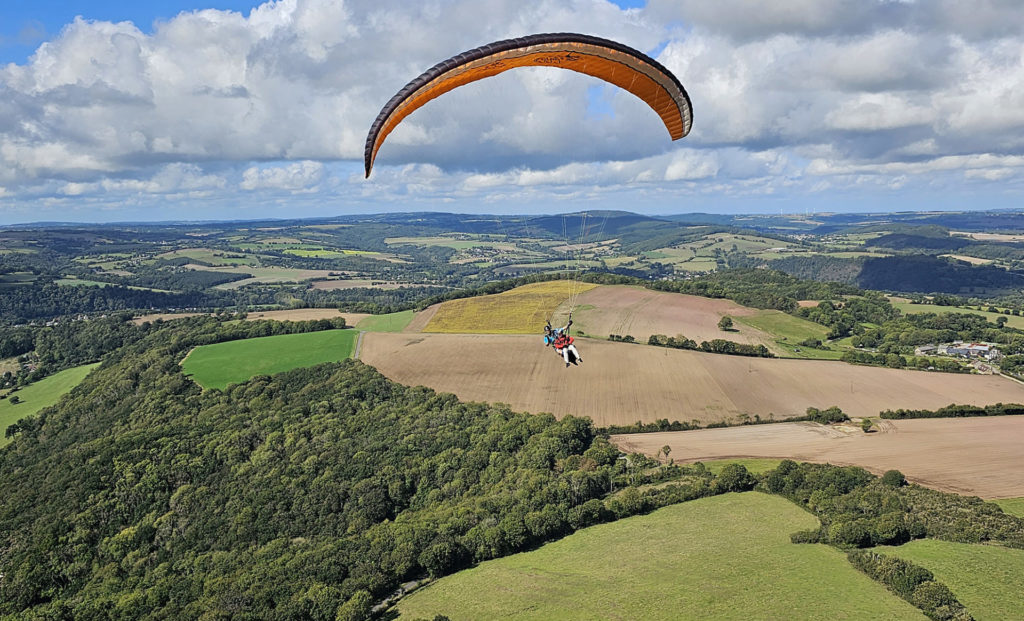 moniteur de parapente enroulant le thermique