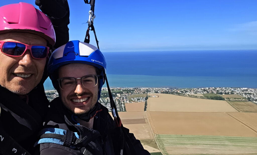 Homme heureux de son baptême de l'air en parapente